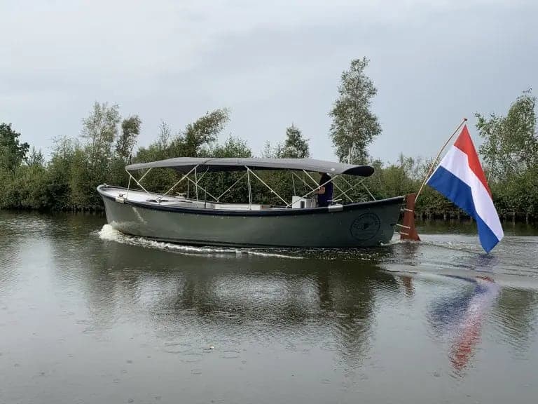 Sloep Prinsen met bimini, varend op het water